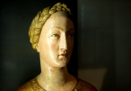 Figura femenina tallada en madera, Musée de Cluny