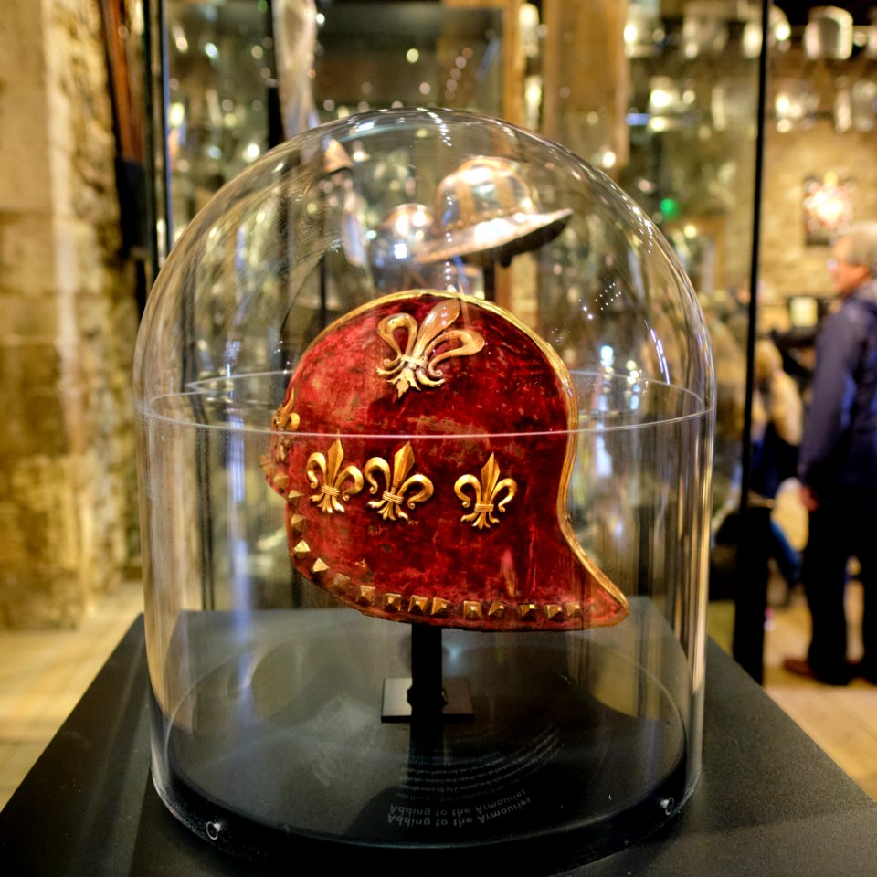 Yelmo de terciopelo con flores de lis, Torre de Londres