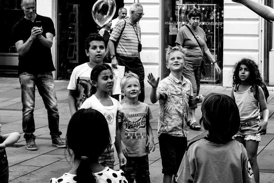 Niños y burbuja en Kärntner Strasse (Viena)