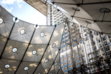 Bajo el Arco de la Défense, París