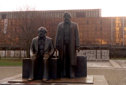 Karl Marx y Friedrich Engels en el Marx-Engels Forum photo