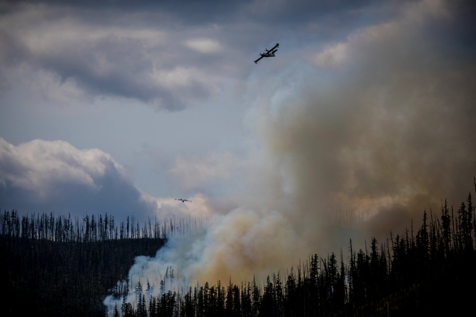 CL-215 Superscooper Airplanes Drop Water on the Howe Ridge Fire,
