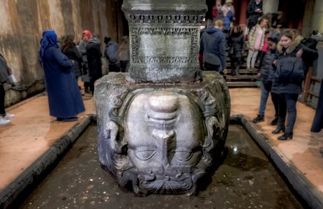 Cabeza de Medusa en Cisterna Basílica, Estambul photo