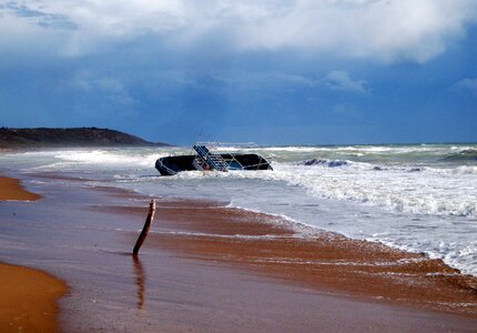 Forward wave shipwreck