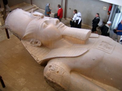 Escultura monumental de Ramsés II