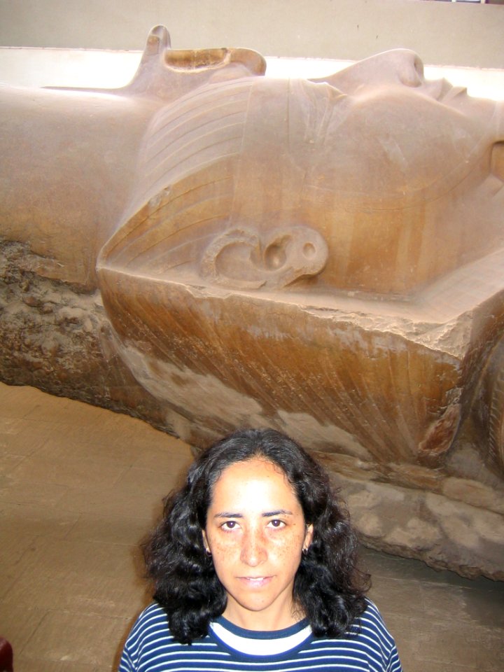 Lorena junto a cabeza de Ramsés II
