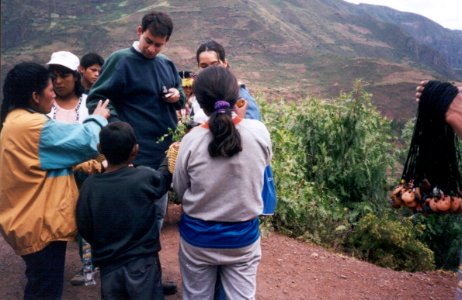 Comprando chucherias en Urubamba