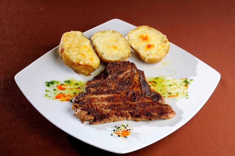 CEAFA DE PORC CARTOFI COPTI SI SALATA DE VARZA