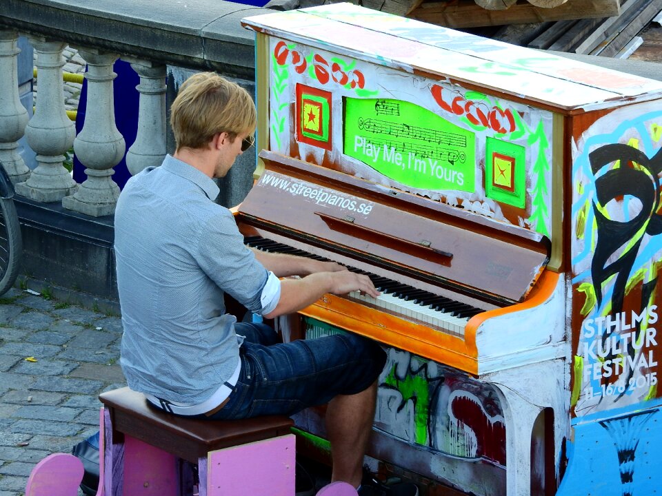 Man pianist pianino