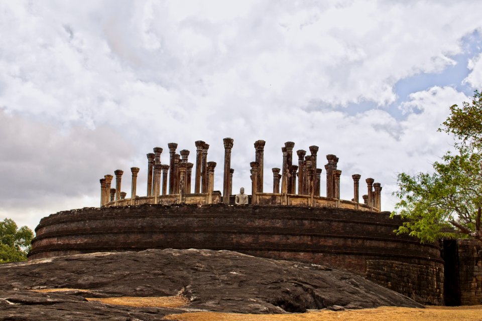 Madirigiriya Watadageya
