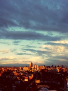 El sol de la tarde  ilumina los edificios