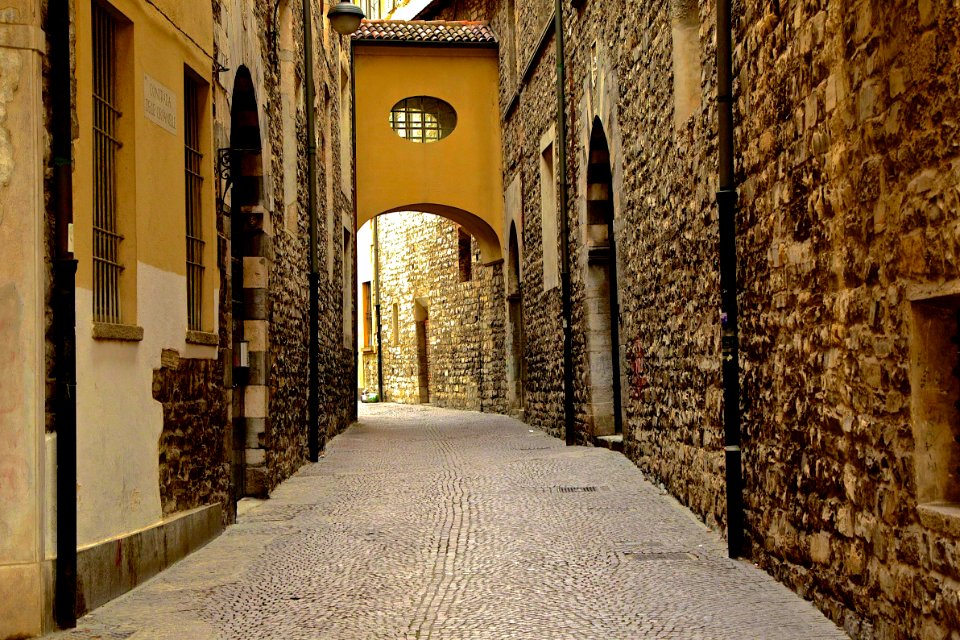NARROW STREETS OF COMO