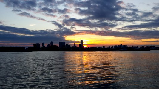 zonsondergang langs de Maas