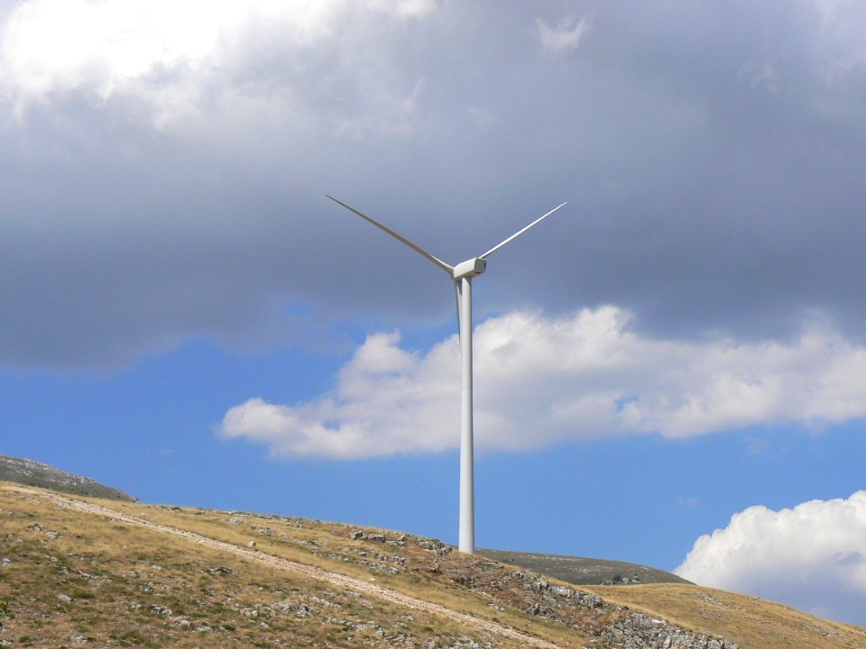 MM00-0807 ABRUZZO MNT WIND TURBINE FZ7