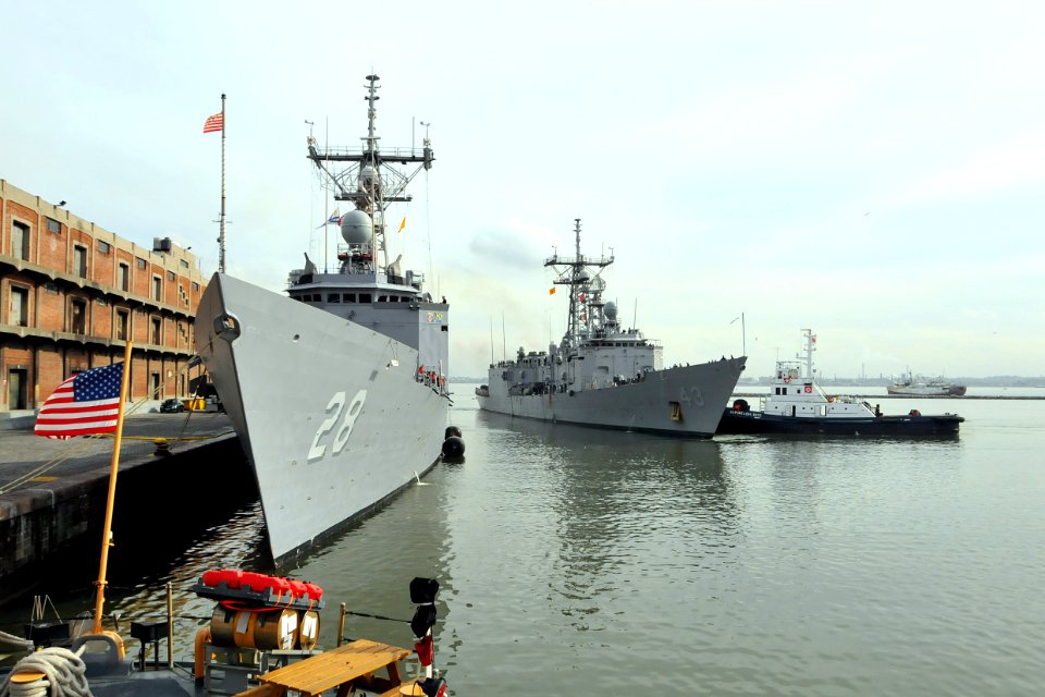 USS Boone y USS Thach en Montevideo