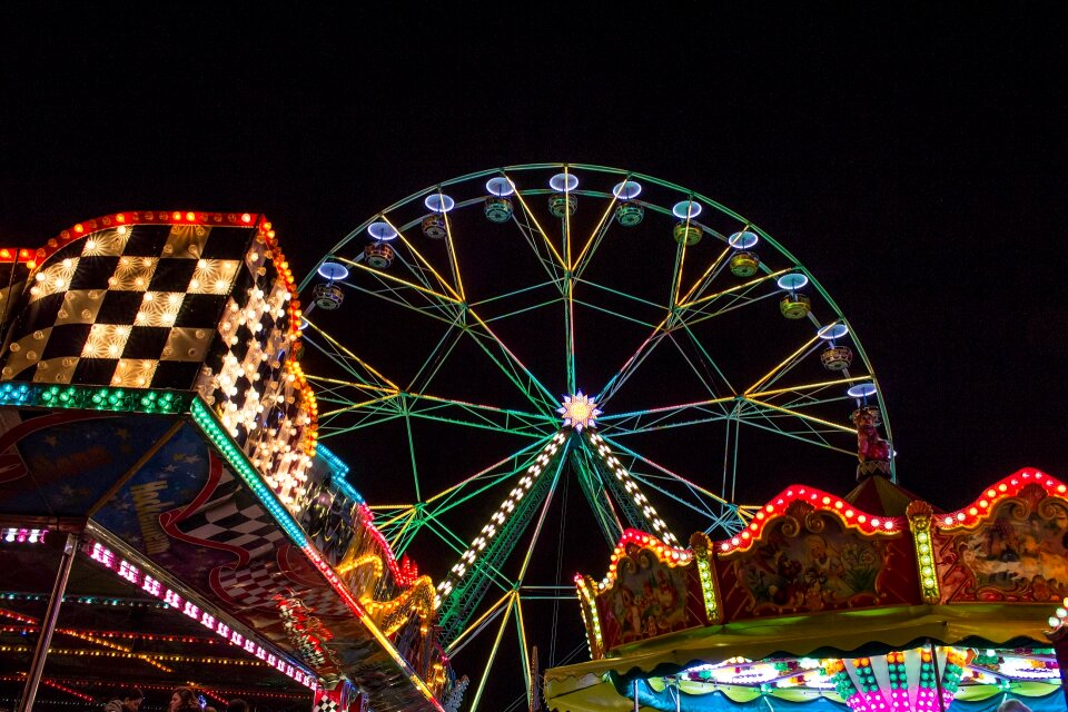 Rides ferris wheel fun