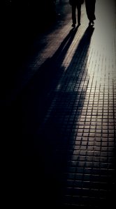 La sombra es alargada