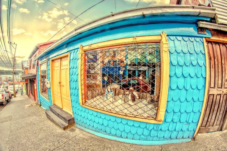 Vitrina navideña con artesanía chilota. Castro Chiloé Chile.