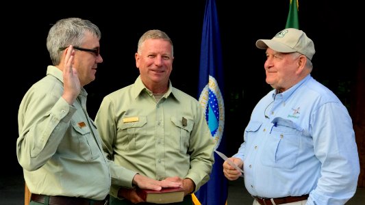 Secretary Perdue Administers Oath to Tony Tooke as New Forest Service Chief.