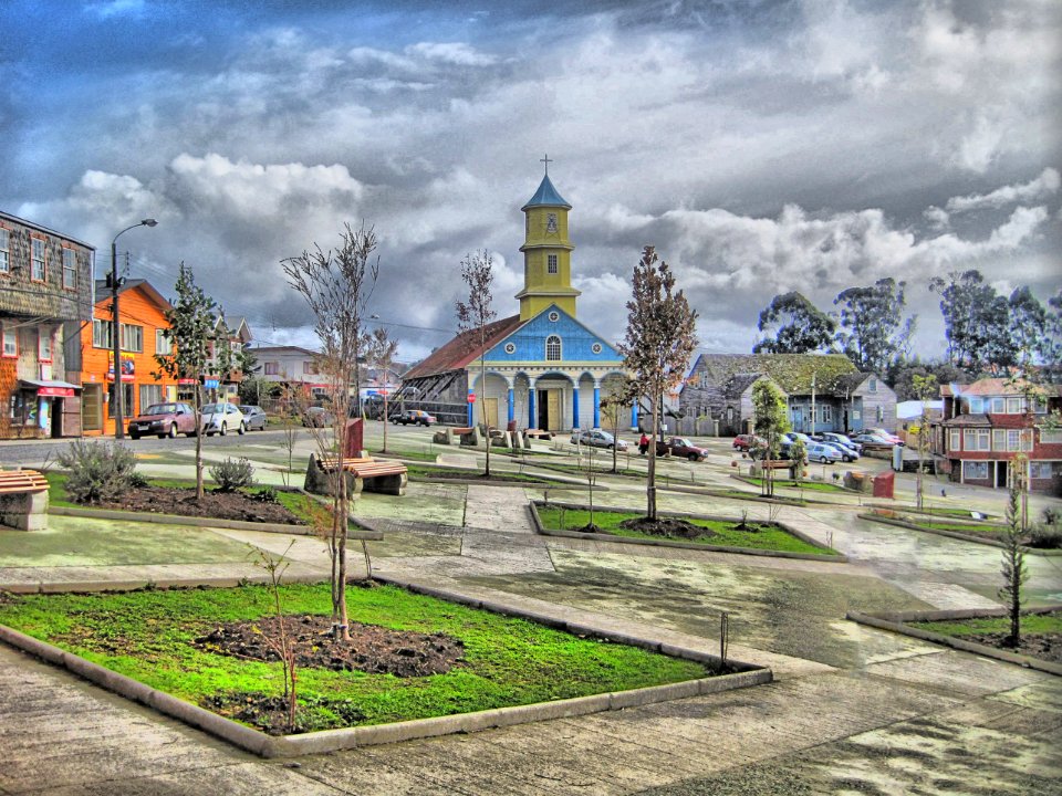 Plaza inclinada e Iglesia de Chonchi