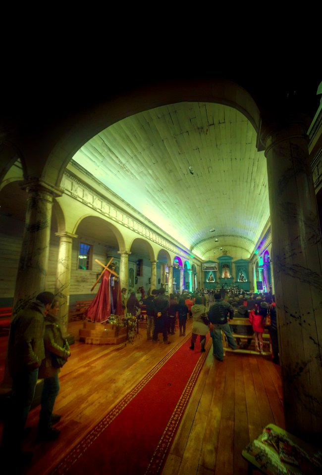 Iglesia de Nercón, cerca de Castro. Al fondo el "Coro de Niños Huilliches"