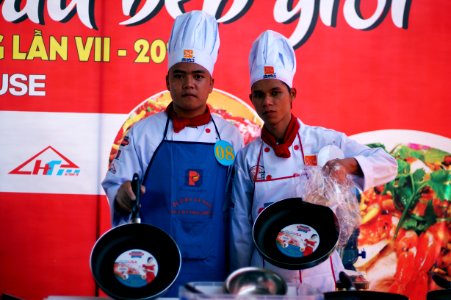 Nhận phần quà từ Ban Tổ chức