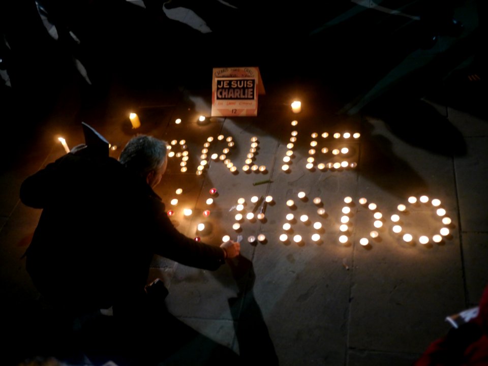 Rassemblement de soutien à Charlie Hebdo - 7 janvier 2015 - Toulon -  P1980310