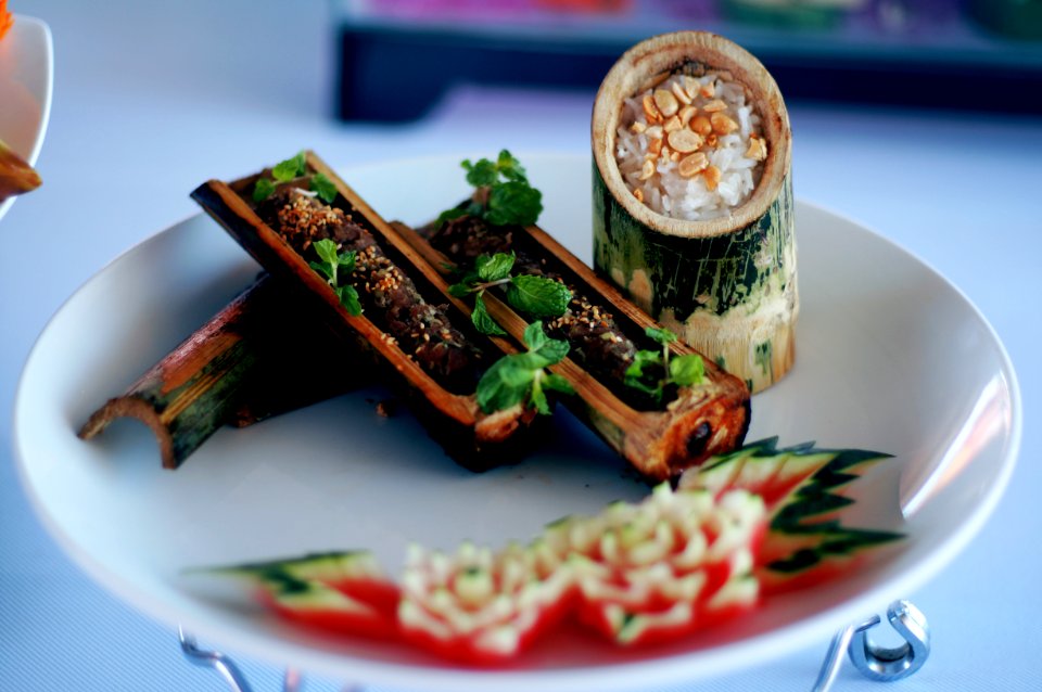 Bò nương ống tre ăn kèm cơm ống nứa