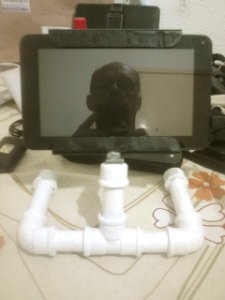 Suporte para tablet com canos PVC