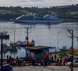 Crucero "Seabourn Quest" en bahía de Castro (Chiloé - Chile) photo
