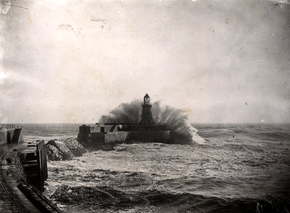 003216:Tynemouth lighthouse and pier Tynemouth Unknown c.1900