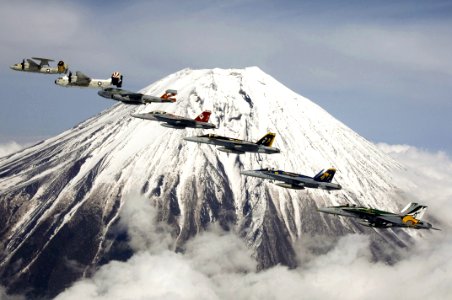 Public Domain: Mount Fuji Flight by Jarod Hodge USN, April 2007 (DOD 070412-N-8591H-066) photo