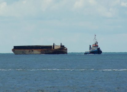 DSC 0389 Tug and barge