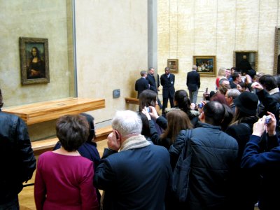 viewing Mona Lisa photo