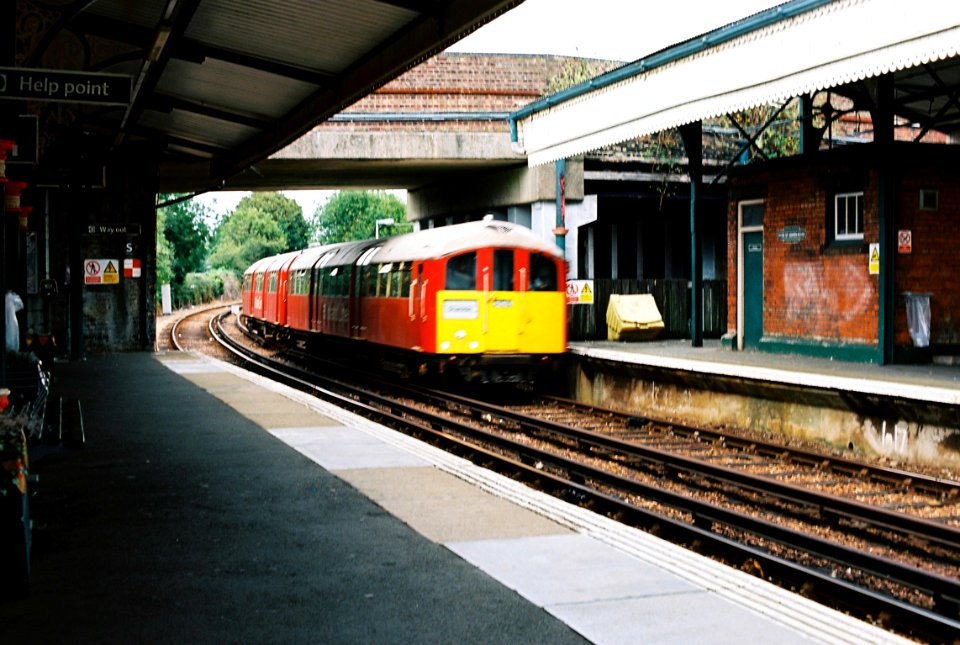 1938 stock unit 006 entering Ryde St Johns Road station from the North photo