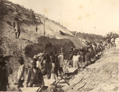 Trabalhadores movimentando terras na linha de Lourenço Marques (c. 1886-1887)