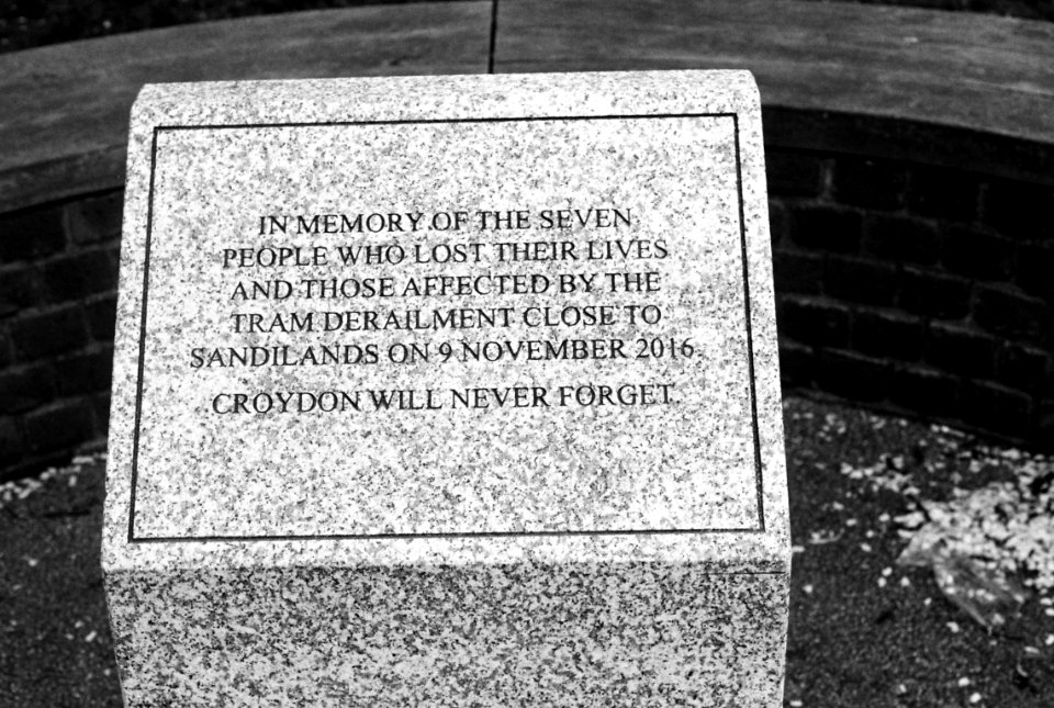 Memorial to Croydon tram accident victims inscription