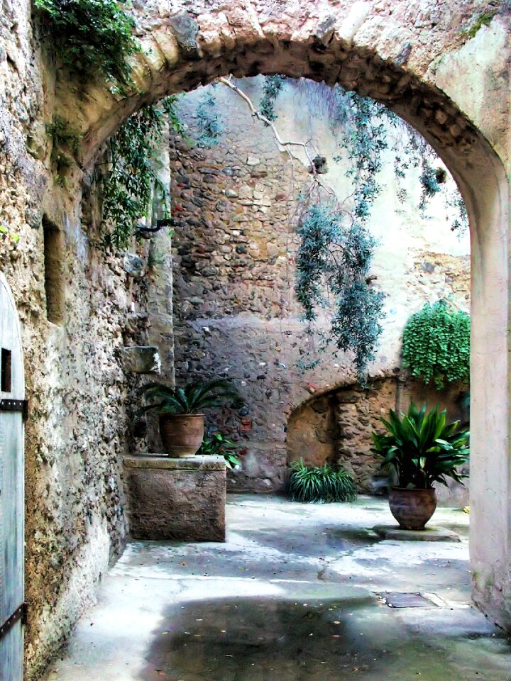 Passage stone wall