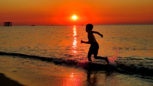 Jugant a l’albada, platja de Badalona
