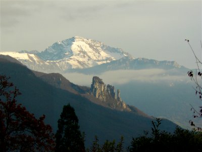 Pays de l'Albanais Le Trélod, la Montagne du Charbon et les Tours Saint-Jacques vus depuis la commune d'Héry-sur-Alby