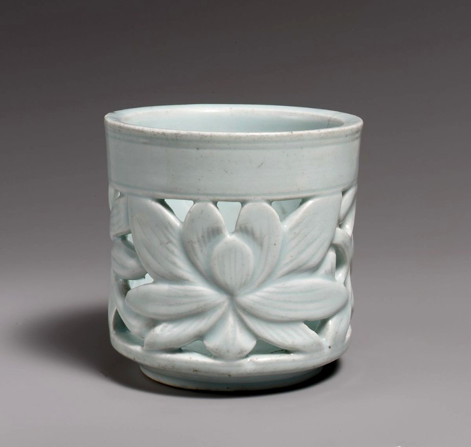 Brush holder with lotus decoration-main-image