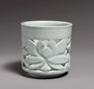 Brush holder with lotus decoration-main-image