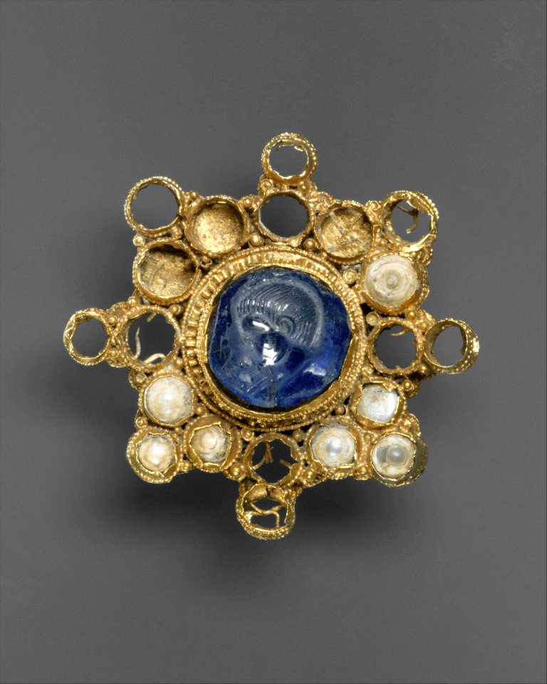 Star-Shaped Brooch with Intaglio- DT5873