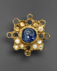 Star-Shaped Brooch with Intaglio- DT5873