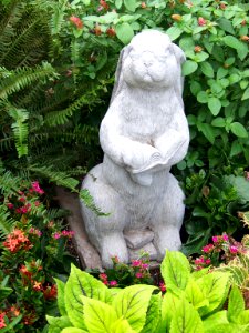 lg rabbgit statue photo