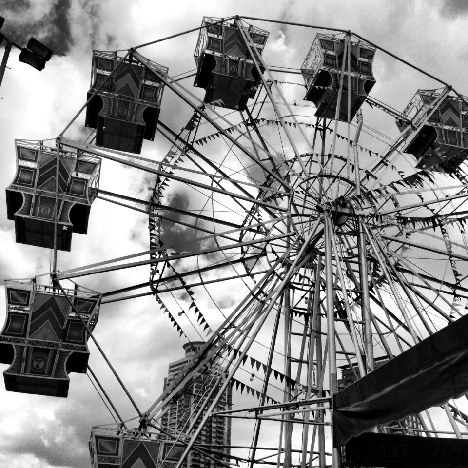 Amusement carnival ride