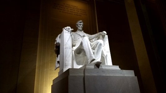 dest lincoln statue at night