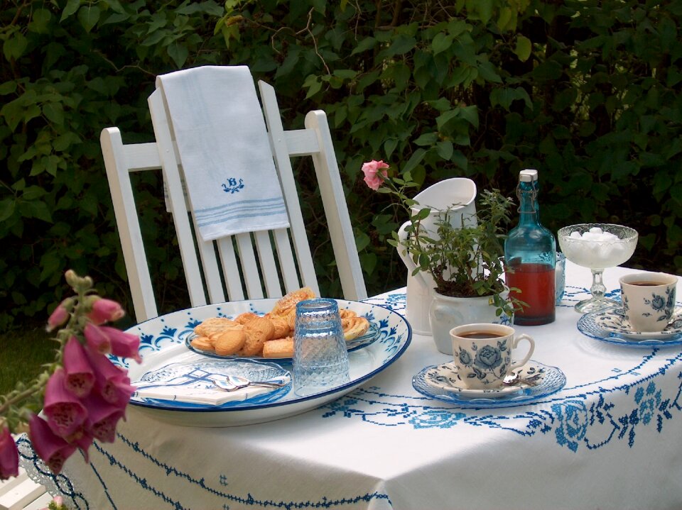 Summer white set table