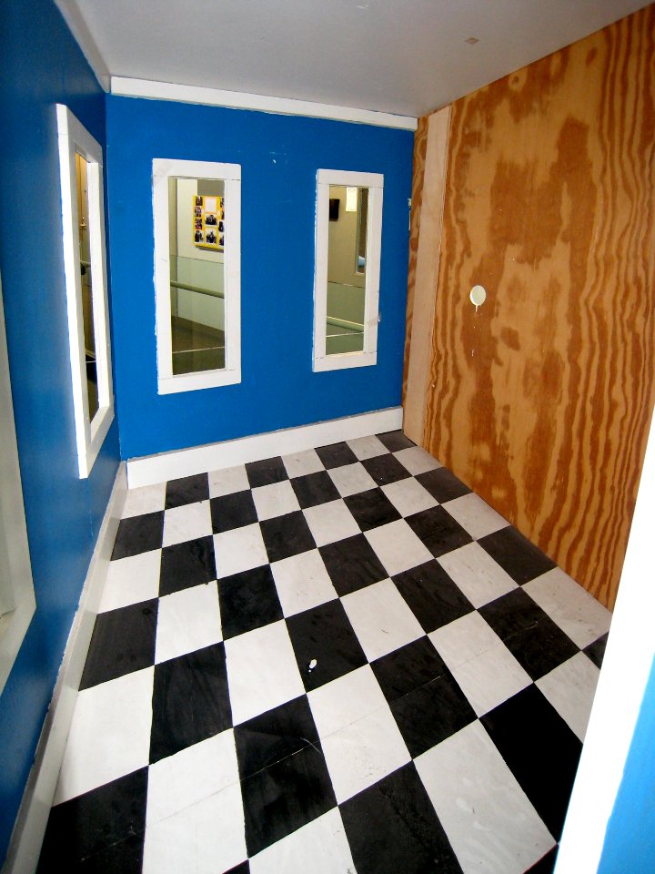 Ames House Illusion