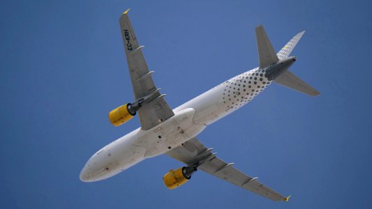 Airbus A320-214-EC-KRH-Vueling